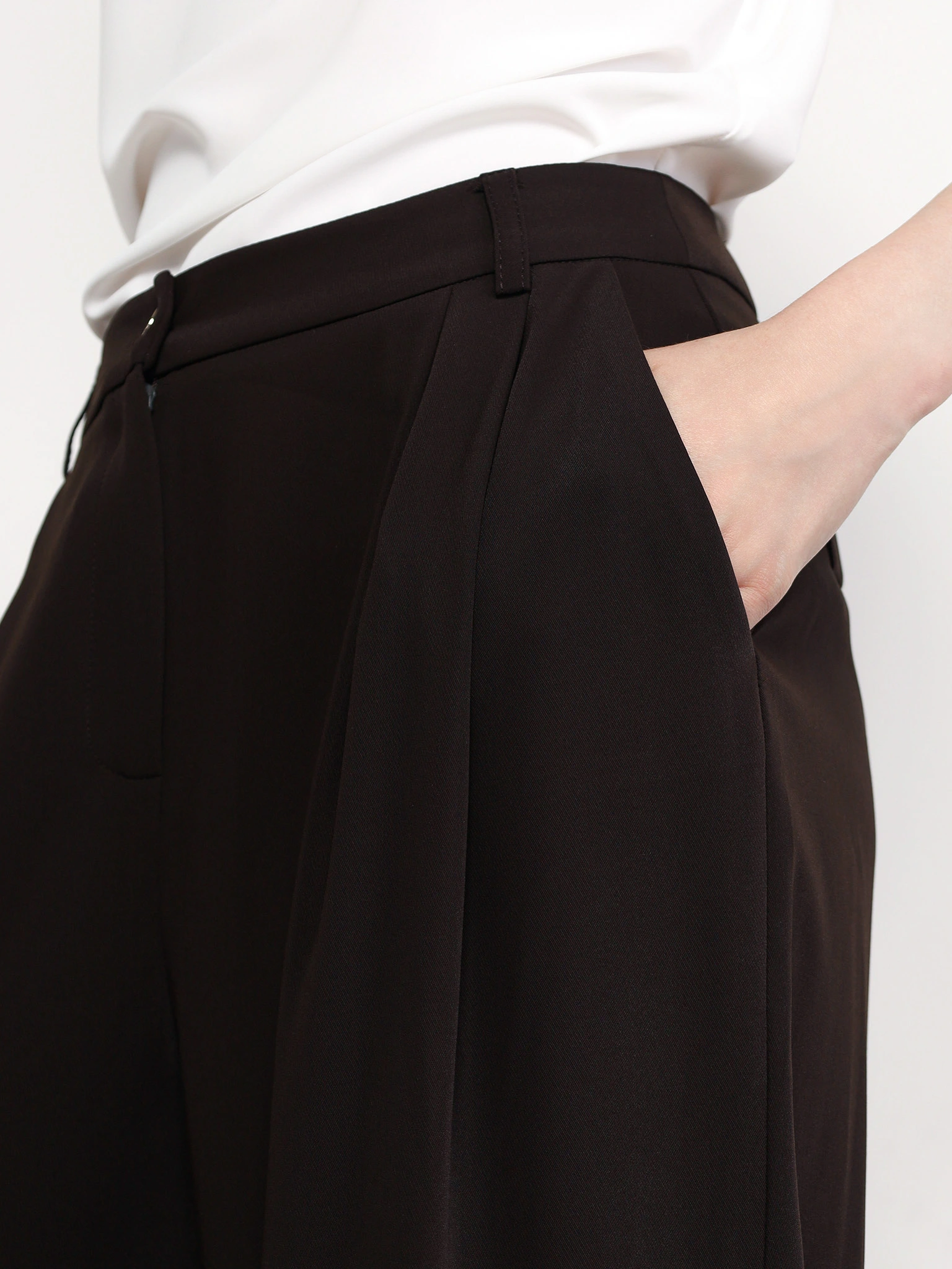 Брюки темно-коричневого цвета расклешенного кроя